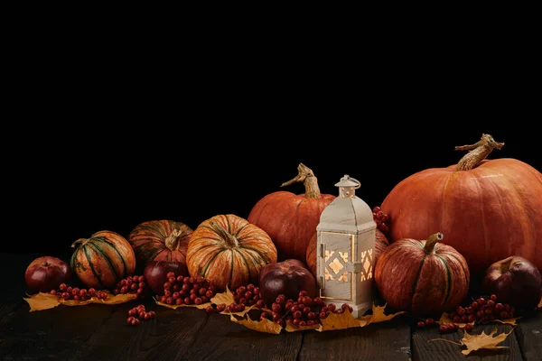 Праздничный Осенний Натюрморт Тыквами Яблоками Ягодами Свечами Листьями Деревянном Столе — стоковое фото