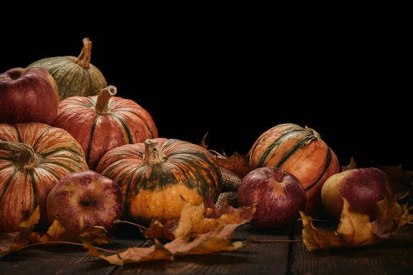 Праздничный Осенний Натюрморт Тыквами Красными Яблоками Листьями Темном Деревянном Столе — стоковое фото