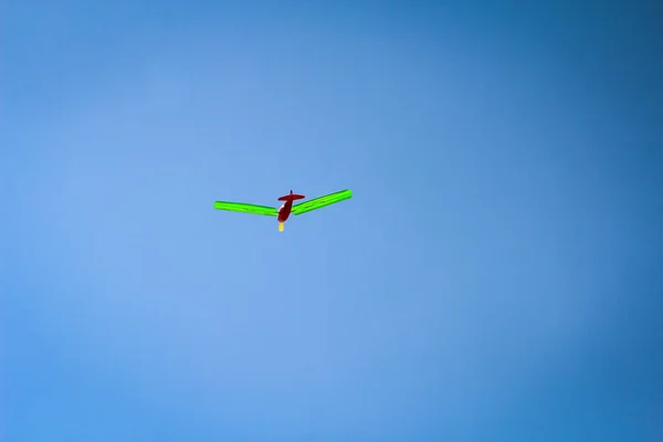 Uma Pipa Voadora Céu Crianças Adultos Desfrutar Desta Atividade Lazer — Fotografia de Stock