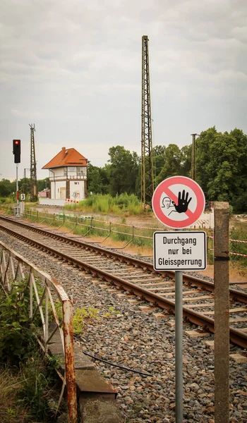 Znak Oznacza Zakaz Przekraczania Torów Kolejowych — Zdjęcie stockowe