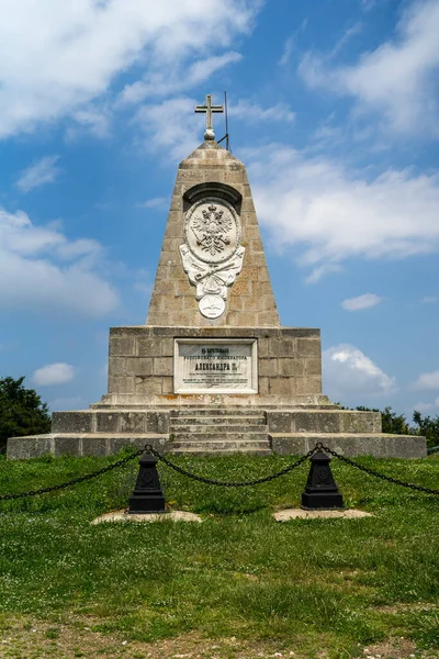 Monument Russian Emperor Alexander Shipka Peak Bulgaria Text Cyrillic Honor — Stock Photo, Image