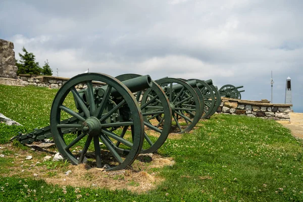 公園内の古い木製の大砲 — ストック写真