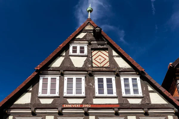 Półdrewniany Szczyt Drewnianymi Oknami Starego Domu Muru Pruskiego Starego Miasta — Zdjęcie stockowe