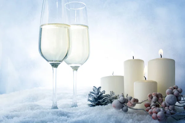 Vinter Stilleben Med Champagne Och Brinnande Julljus Snö — Stockfoto