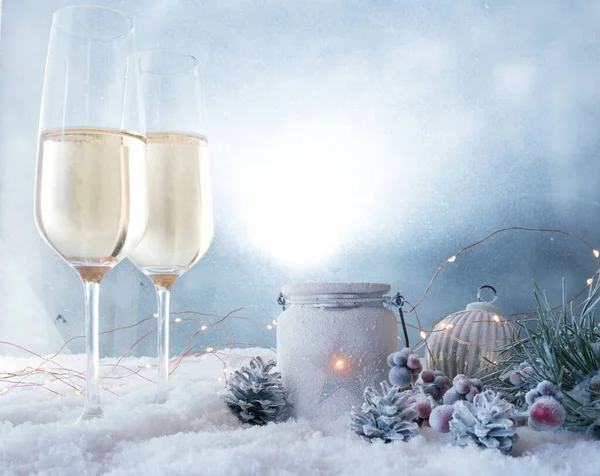 Natura Morta Invernale Con Champagne Ornamenti Natalizi Sulla Neve — Foto Stock