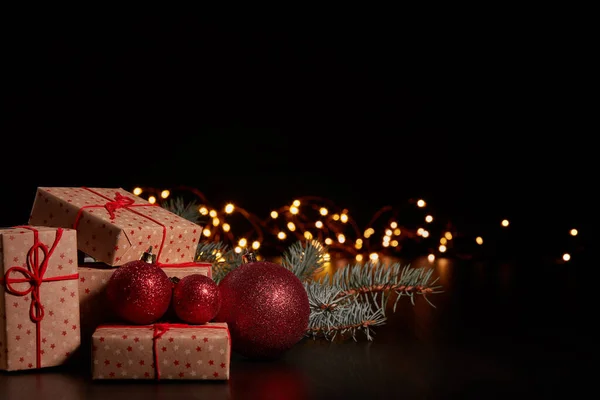 Cajas Regalo Decoración Navideña Con Guirnalda Luces Led Sobre Fondo —  Fotos de Stock