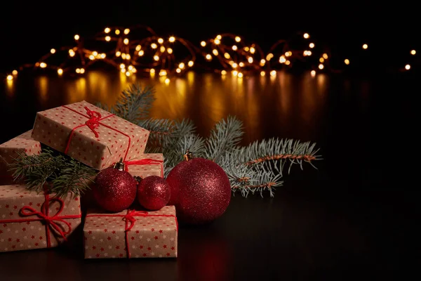 Ajándékdobozok Karácsonyi Dekoráció Led Fényekkel Koszorú Fekete Háttér Másolási Hellyel — Stock Fotó