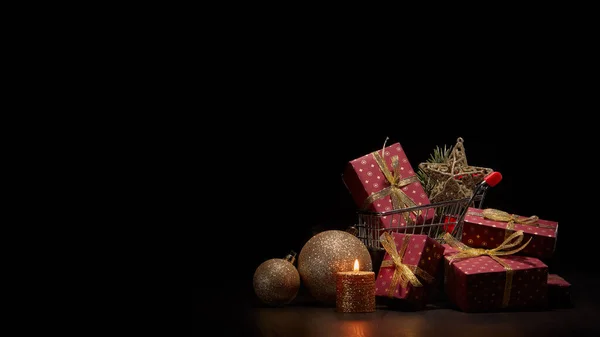 Carrinho Compras Caixas Presente Decoração Natal Com Vela Ardente Ramo — Fotografia de Stock