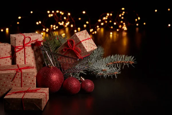 Τρόλεϊ Αγορών Κουτιά Δώρων Και Χριστουγεννιάτικη Διακόσμηση Φώτα Led Γιρλάντα — Φωτογραφία Αρχείου