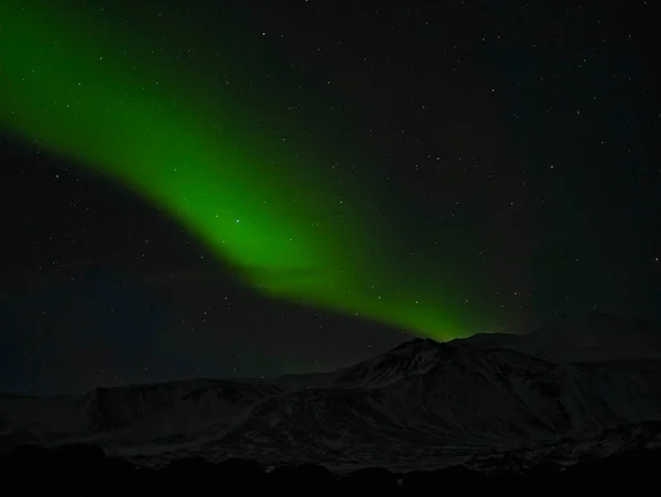 Ένα Πράσινο Βόρειο Φως Πάνω Από Μια Βουνοκορφή Στην Ισλανδία — Φωτογραφία Αρχείου