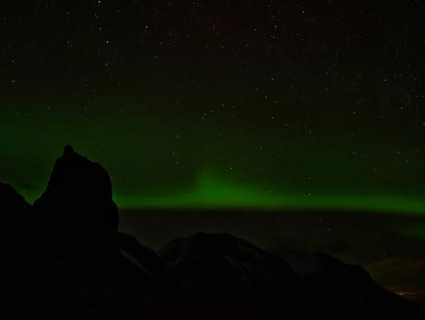 Piękne Gwiaździste Niebo Zorzą Polarną Islandii — Zdjęcie stockowe