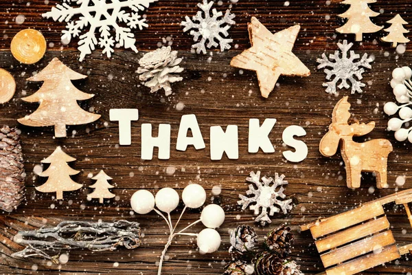 感謝の言葉を構築する手紙 木のように木製のクリスマスの装飾 そりと星 雪の結晶と茶色の木製の背景 — ストック写真