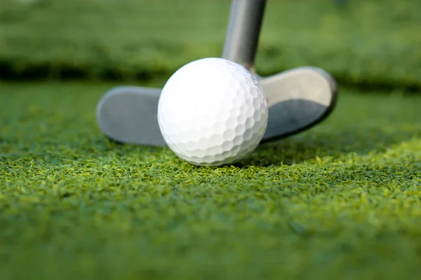 ゴルフ ボールとグリーンでパター — ストック写真