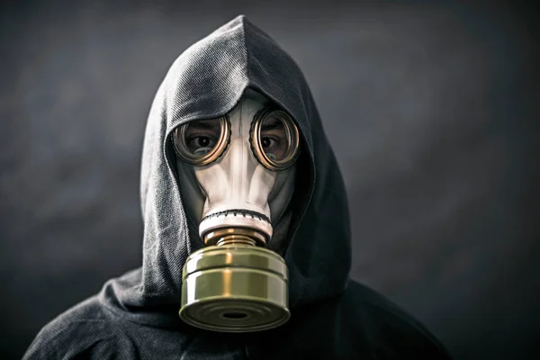 Mężczyzna Masce Ochronnej Twarzy Gazu Respiratorem Czarnym Tle — Zdjęcie stockowe