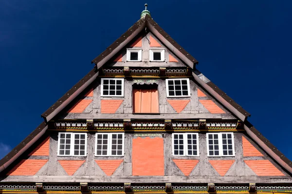 Półdrewniany Szczyt Drewnianymi Oknami Starego Domu Muru Pruskiego Starego Miasta — Zdjęcie stockowe