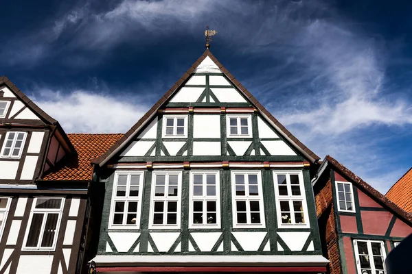 Fachwerkgiebel Mit Holzfenstern Eines Alten Fachwerkhauses Aus Der Celler Altstadt — Stockfoto