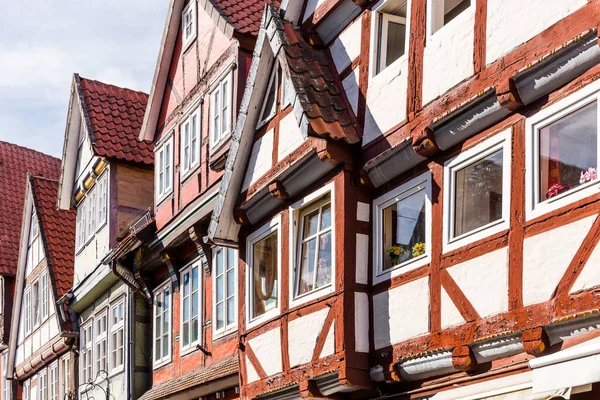 Fachwerkgiebel Mit Holzfenstern Eines Alten Fachwerkhauses Aus Der Celler Altstadt — Stockfoto