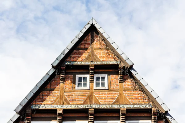 Fachwerkgiebel Mit Holzfenstern Eines Alten Fachwerkhauses Aus Der Celler Altstadt — Stockfoto