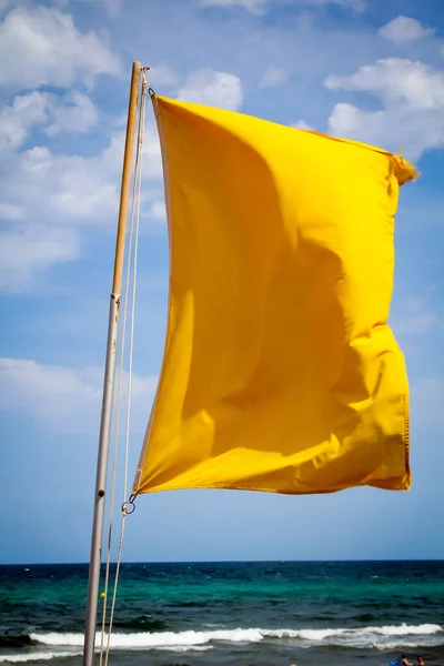 Bandiere Sulla Spiaggia Indicano Pericoli — Foto Stock