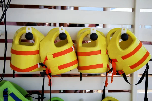 Giallo Galleggiante Giubbotti Salvataggio Bambini Con Colori Segnale — Foto Stock