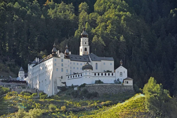 ベネディクト修道院マリエンベルクIn Burgeis South Tyrol — ストック写真