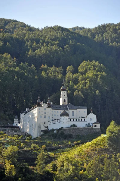 ベネディクト修道院マリエンベルクIn Burgeis South Tyrol — ストック写真
