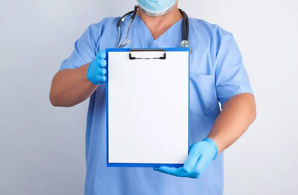 Médico Uniforme Azul Guantes Látex Sostiene Soporte Verde Para Hojas — Foto de Stock