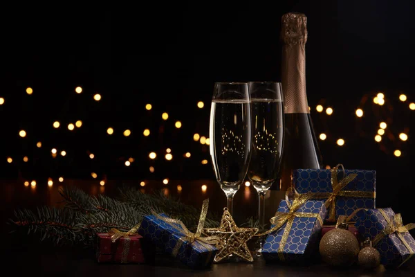 Şampanya Şişesi Iki Şampanya Kadehi Hediye Kutuları Köknar Dalı Noel — Stok fotoğraf