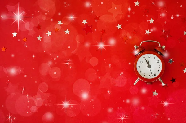 Feestelijke Kerstachtergrond Met Wekker Rode Achtergrond Minimale Stijl Nieuwjaar Aftellen — Stockfoto