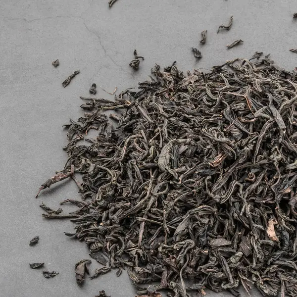 Chá Seco Derramado Espalhado Fundo Texturizado Cinza — Fotografia de Stock
