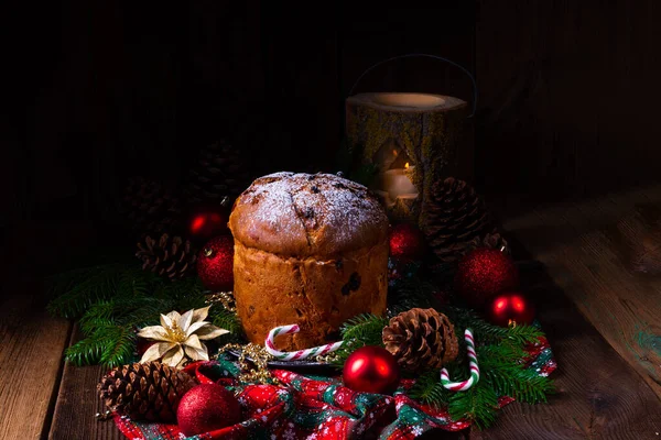 Рождественский Торт Клюквой Орехами Деревянном Фоне — стоковое фото