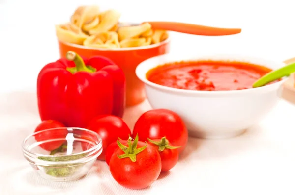 Tortellini Sosem Pomidorowym Przed Białym Tłem — Zdjęcie stockowe