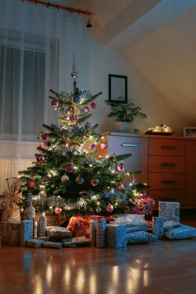 Díszítették Karácsonyfadíszeket Karácsonyi Ajándék Dobozok — Stock Fotó
