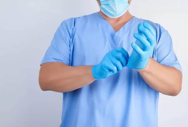 Mavi Üniforma Erkek Doktor Ellerini Beyaz Steril Lateks Eldiven Ameliyattan — Stok fotoğraf