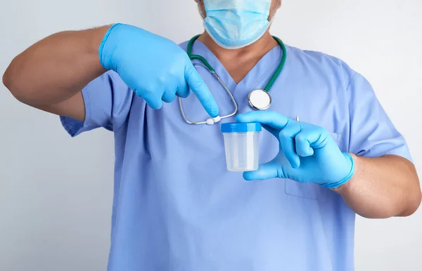 Médico Uniforme Azul Guantes Látex Está Sosteniendo Recipiente Plástico Vacío — Foto de Stock