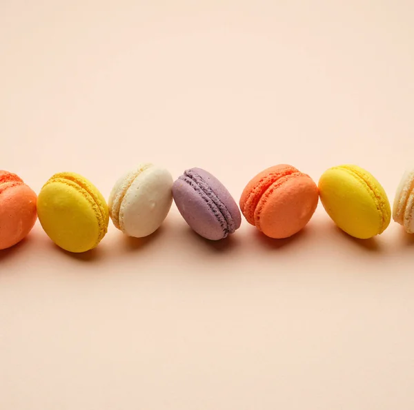 Macarrones Horneados Redondos Multicolores Con Crema Encuentran Una Línea Sobre — Foto de Stock