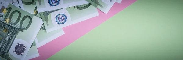 ピンクと緑の背景にユーロの現金 ユーロ紙幣 ユーロマネー ユーロ紙幣 テキストの場所 — ストック写真