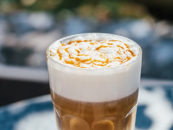 Forró Latte Macchiato Kávé Karamellel Asztalon Szabadban Természetes Kemény Nappal — Stock Fotó