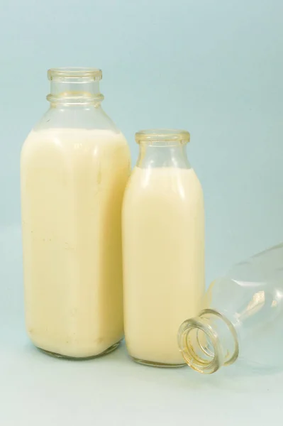Een Ouderwetse Glazen Melkfles Beker Vol Met Frisse Drank Een — Stockfoto