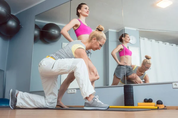 Vrouw Fysiotherapie Strekken Haar Knie Voor Een Spiegel — Stockfoto