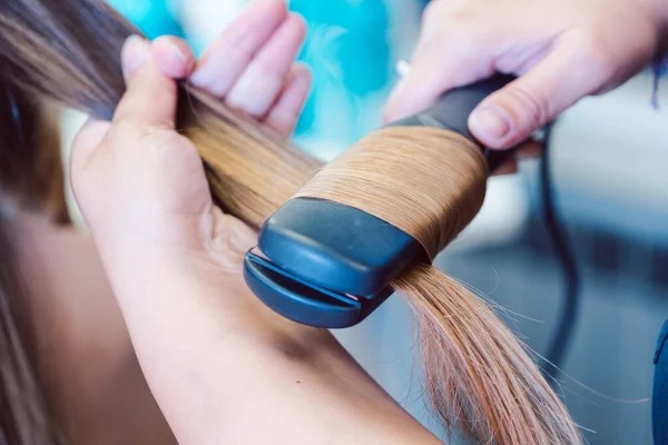 Hairdresser Using Flat Iron Hair Woman Customer Closeup Shot — Stock Photo, Image