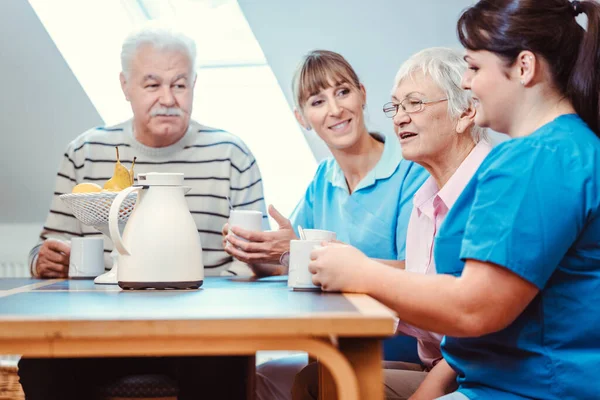 Senioren Und Betreuer Beim Kaffeetrinken Pflegeheim Essen Und Trinken — Stockfoto