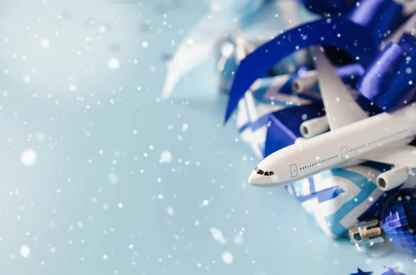 Planowanie Podróży Świątecznych Podróżuję Prezencie Biały Model Samolotu Pasażerskiego Paszportów — Zdjęcie stockowe