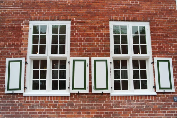 Кирпичная Стена Окнами Окнами — стоковое фото