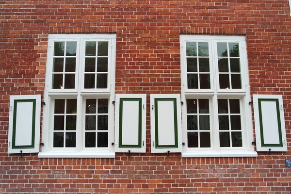 Pared Ladrillo Con Ventanas Ventanas —  Fotos de Stock