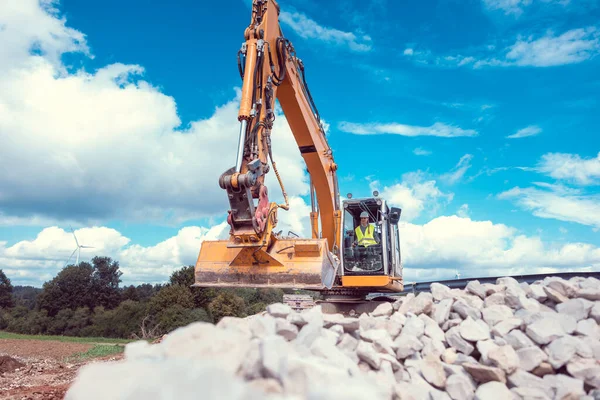 Vrouw Die Een Graafmachine Exploiteert Een Bouwplaats Voor Wegenwerken Openbare — Stockfoto