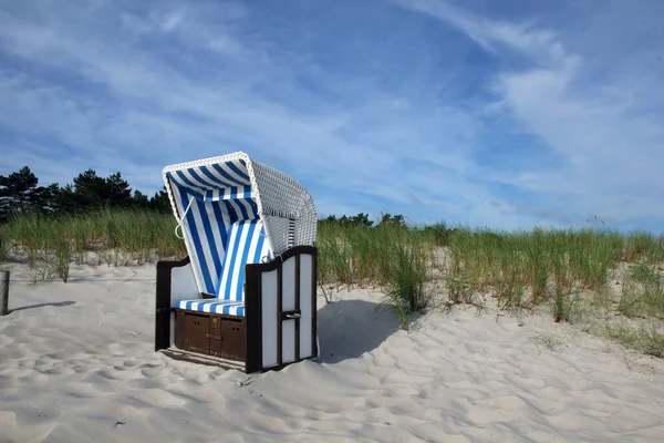 Beau Plan Une Plage Avec Une Grande Fenêtre — Photo