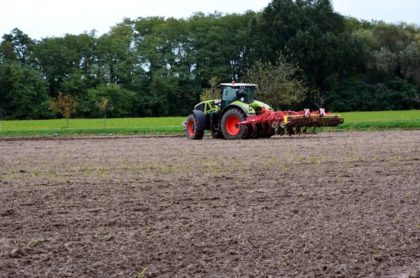 Trekker Ploegen Het Veld Het Platteland — Stockfoto