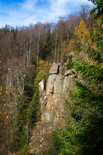 吉兹拉山 Jizera Mountain 的溪流和黑色 斯托皮奇瀑布的秋季长期暴露 水落在森林深处的峡谷里 布满了花岗岩石和覆盖着青苔的岩石 Liberec Region Czech — 图库照片