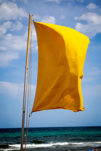 Bandiere Sulla Spiaggia Indicano Pericoli — Foto Stock